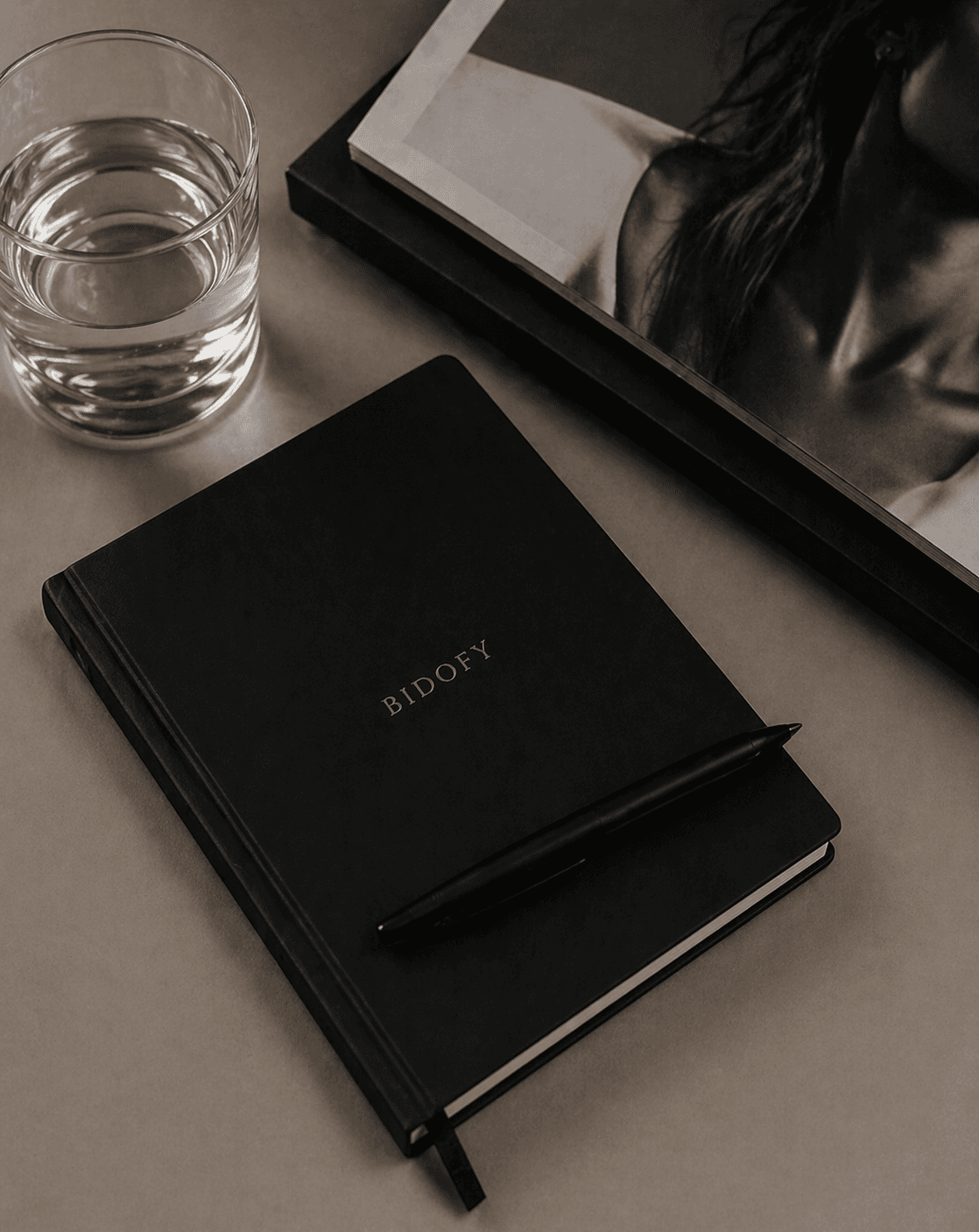 Cahier BIDOFY sur un bureau avec un stylo, photo institutionnelle